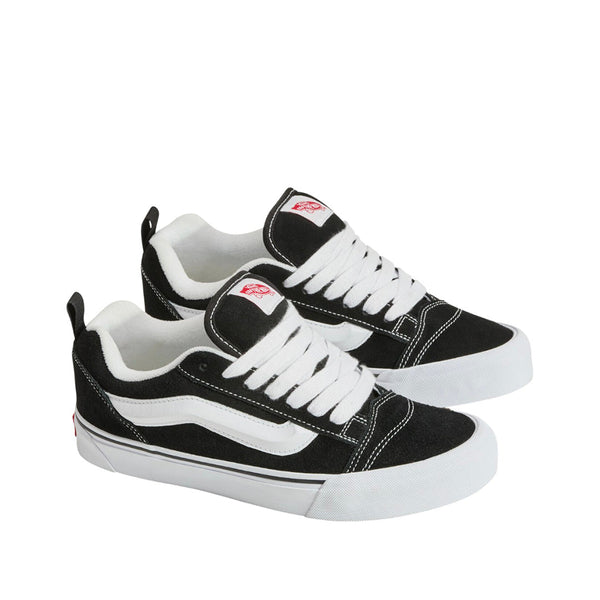 Tennis Knu Skool unisex color negro y blanco